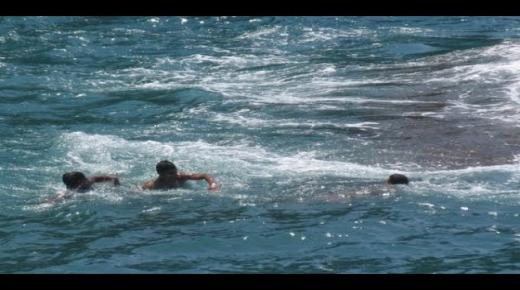 الهجرة المعكوسة: مغاربة يعودون إلى المملكة سباحة بعد إغلاق الحدود بسبب «كورونا»..