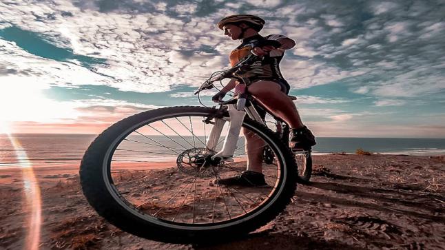 شاب مغربي يجوب القارة الأميركية على دراجة هوائية..