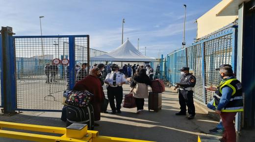 بعد طردهم تعسّفيا..عمال مغاربة في سبتة ومليلية المحتلتين ينتظرهم مصيرا مجهولا..