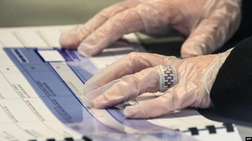 دراسة تحدد مدة بقاء كورونا حيّا في الهواء وعلى الورق والبلاستيك