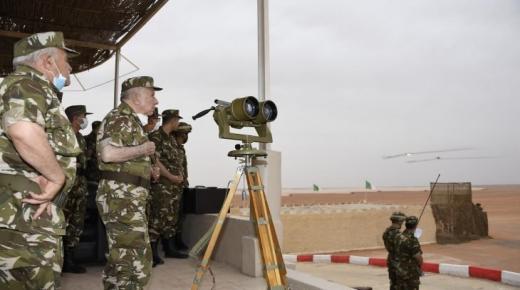 ماذا يريدون.. الجيش الجزائري بقيادة شنقريحة يجري مناورة عسكرية بالذخيرة الحية قرب الحدود مع المغرب..