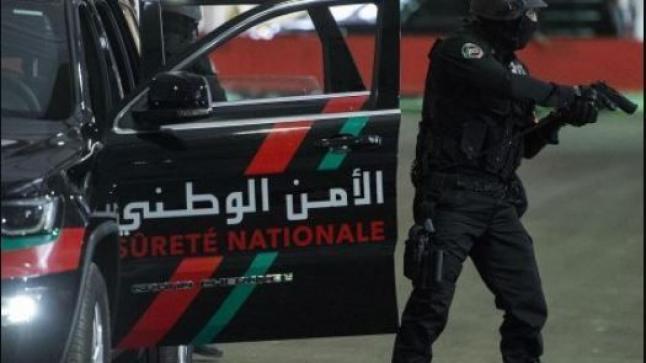 موظف شرطة يشهر مسدسه لايقاف شخص أصاب شقيقه بالسلاح الابيض..