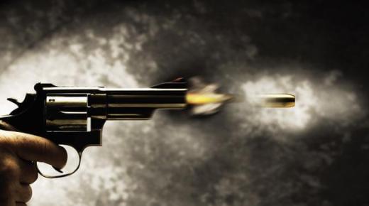 اتفادي خطر جسيم..شرطي يطلق النار على مختل عقليًا..