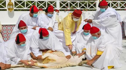 الملك محمد السادس يؤدي صلاة عيد الأضحى ويقوم بنحر أضحية العيد..￼