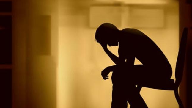 بروفيسور:المريض الذي يتابع علاجا بسبب الإصابة بمرض نفسي أو عقلي يجب عليه ألا يتوقف عن تناول الأدوية أو تغيير الطبيب المعالج..