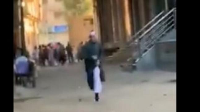 إمام يفر هاربا بعد مداهمة الشرطة لتجمع مواطنين كان ينوي إمامته لصلاة العيد..