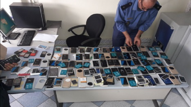 جمارك ميناء طنجة تجهض عملية تهريب 155 هاتفا ذكيا ..￼