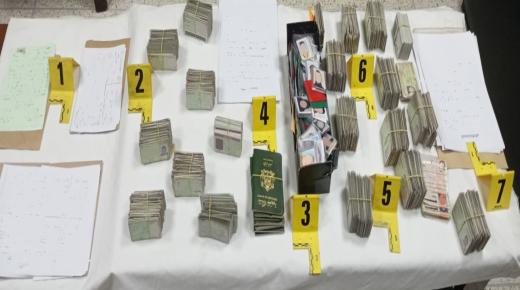ضبط 942 وثيقة تعريفية وجوازات سفر.. توقيف خمسيني في قضية نصب وتزوير للحصول على شهادة للسكنى