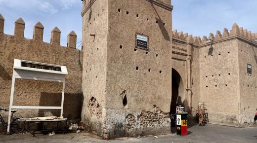 صمدت أزيد من 7 قرون، أسوار مدينة وجدة القديمة تتلاشى بعد شهور من ترميمها..