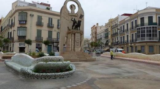 متطرفون من حزب فوكس في مليلية المحتلة يرفضون إزالة تمثال ونافورة أبطال إسبانيا..