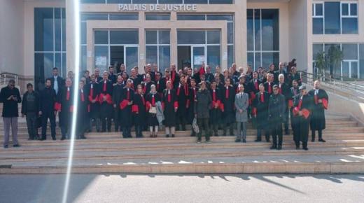 المفوضون القضائيون يخوضون اشكال احتجاجية ووقفات على اثر احالة رفيقيهما على التحقيق بوجدة بتهمة “تكوين عصابة اجرامية”..