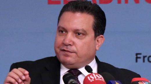 الشاعر اللبناني زاهي وهبي عاشق في كتابه الجديد «ليل يديها»..