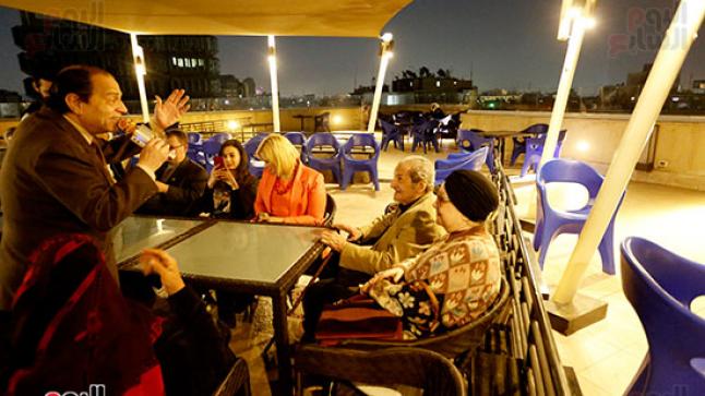 الصحفيون يحتفلون بزواج حسين قدرى 85 عاما على أديبة عمرها 81 سنة