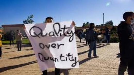 طلبة الهندسة يستنكرون الوضع المُزري الذي يفرضه التعليم عن بعد..