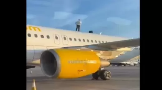 شاب مغربي عشريني يعتلي سطح طائرة في فالنسيا الإسبانية