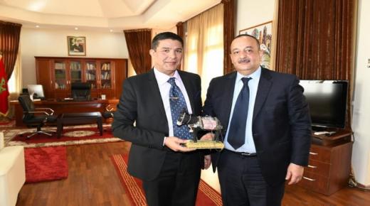 الوزير الأعرج يتلقى “حمارا” كهدية من شاعر مغربي