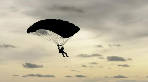 ￼￼￼￼ مهاجر سري يهبط بالمظلة في مليلية المحتلة￼￼￼￼ 