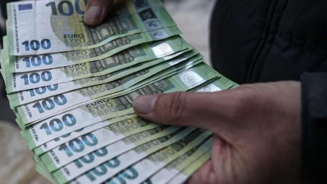 الأورو يبلغ مستوى التكافؤ مع الدولار في سابقة منذ 2002..