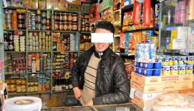 مهنيون يستنكرون إغلاق محلات تجارية ..