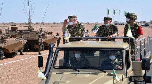 قائد الجيش الجزائري يشرف على مناورات ليلية بالذخيرة الحية قرب الحدود مع المغرب ..