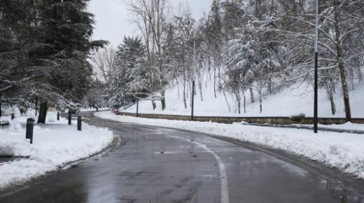 تساقطات ثلجية وموجة برد وهبات رياح من الثلاثاء إلى الخميس بعدد من مناطق المملكة (نشرة إنذارية)