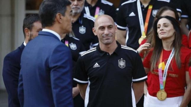 رئيس وزراء إسبانيا: اعتذار رئيس اتحاد الكرة عن قبلته لهيرموسو غير كاف￼￼￼￼ 