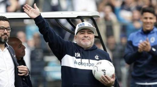 قميص لمارادونا يباع بـ55 ألف أورو لصالح مدينة نابولي أكبرالمناطق تضررا من كورونا