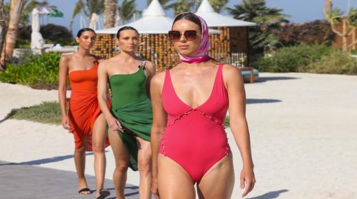 سابقة في السعودية.. تنظيم عرض أزياء لملابس السباحة..