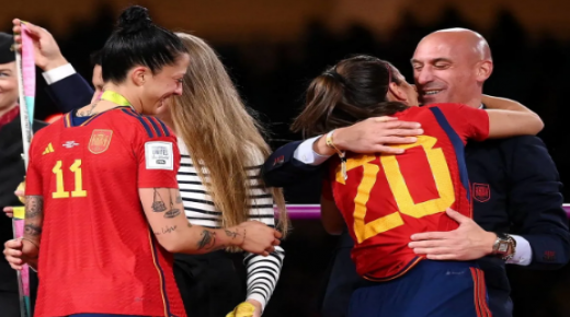 رئيس الاتحاد الإسباني لكرة القدم يعتذر بعد تقبيل اللاعبة هيرموسو على شفتيها
