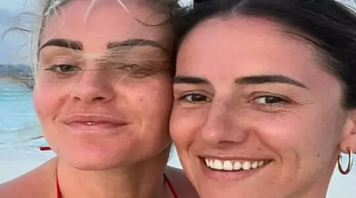 لاعبتان من فريق ليون الفرنسي تعلنان الخطوبة￼