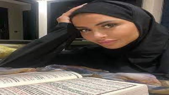 اثارت ردود فعل قوية.. نجمة فرنسية تشهر إسلامها من الحرم المكي