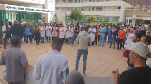تنديدا بتجاهل الادارة لحقوق الشغيلة..المكتب الجامعي للنقابة المستقلة للممرضين وتقنيي الصحة بالمستشفى الجامعي محمد السادس بوجدة يخوض وقفة احتجاجية..(صور)..