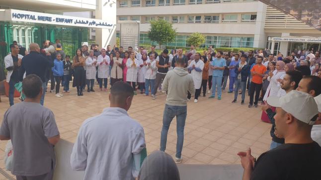 تنديدا بتجاهل الادارة لحقوق الشغيلة..المكتب الجامعي للنقابة المستقلة للممرضين وتقنيي الصحة بالمستشفى الجامعي محمد السادس بوجدة يخوض وقفة احتجاجية..(صور)..