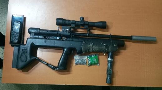 توقيف شخص يسوق سيارة تستعمل قنينات وحجز بندقية مصنّعة بطريقة تقليدية..￼