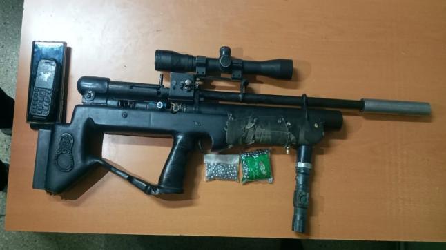 توقيف شخص يسوق سيارة تستعمل قنينات وحجز بندقية مصنّعة بطريقة تقليدية..￼