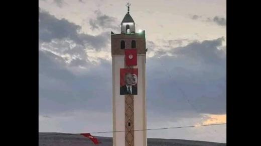 “لم يفعلها بورقيبة ولا بن علي”.. جدل بعد تعليق صورة قيس سعيد على مئذنة