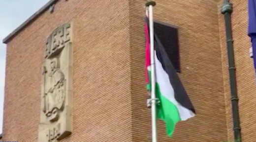 عمدتها من أصل مغربي.. مدينة بلجيكية ترفع علم فلسطين على مبنى البلدية تضامنا مع غزة