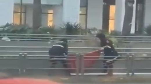 الحموشي يشيد بشرطيين رفعا العلم الوطني بعدما أسقطته الأمطار ويمنحهما مكافأة￼