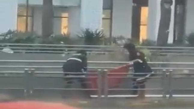 الحموشي يشيد بشرطيين رفعا العلم الوطني بعدما أسقطته الأمطار ويمنحهما مكافأة￼