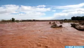 انجراف حافلة للركاب بفعل السيول على مستوى واد طاطا .. مصرع شخصين و14 في عداد المفقودين..