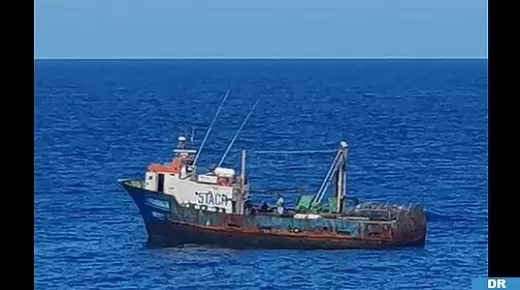 جنوب-شرق الداخلة .. فرقاطة تابعة للبحرية الملكية تعترض سفينة مشتبها فيها بدون وثائق ولا ترفع علما￼