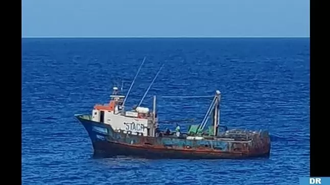 جنوب-شرق الداخلة .. فرقاطة تابعة للبحرية الملكية تعترض سفينة مشتبها فيها بدون وثائق ولا ترفع علما￼