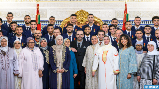 الملك يستقبل أعضاء المنتخب الوطني لكرة القدم ويوشحهم بأوسمة ملكية￼