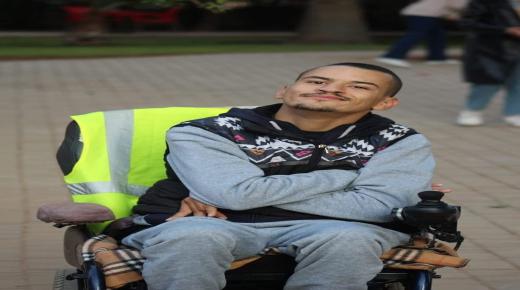 الشاب أنس غمسوسي الذي خطف الأنظار بابتسامته يؤكد ل”رسبريس” أنه يحذوه طموح جارف من أجل بلوغ هدفه بشرف وعزة نفس..