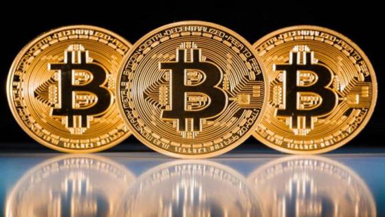 “بيتكوين” تخسر أكثر من عشر قيمتها في 24 ساعة