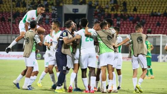 الرجاء البيضاوي يتوج بلقب كأس الكونفدرالية الإفريقية والملك يتصل بالفريق لتهنئته..
