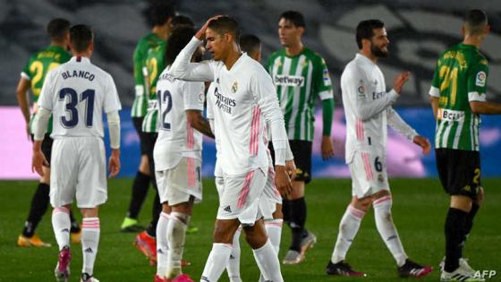 Real Madrid's French defender Raphael Varane touches his head at the end of the Spanish League football match between Real Madrid CF and Real Betis at the Alfredo di Stefano stadium in Valdebebas, on the outskirts of Madrid, on April 24, 2021. (Photo by GABRIEL BOUYS / AFP)
