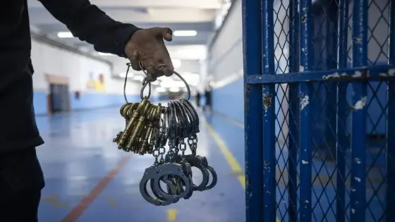 اعتقال أستاذ في قضية تتعلق بالمساهمة في الإجابة عن أسئلة الامتحانات خارج مركز الامتحان..