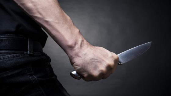 جريمة قتل بشعة .. زوج يطعن زوجته بسكين حتى الموت