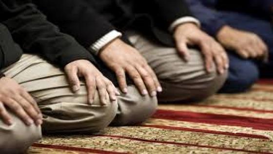 وجدة..ظاهرة استجداء المصلين بالمساجد.. حين تتحول دور العبادة إلى أسواق للصدقات..